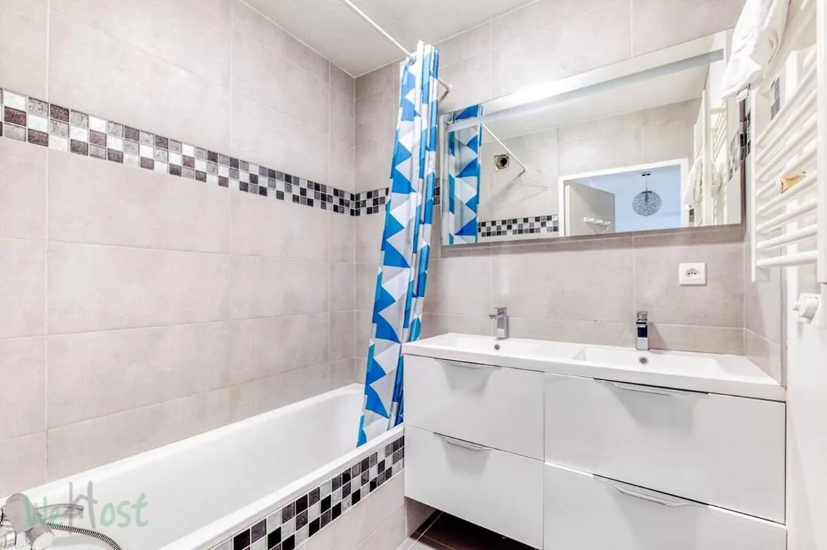 Perollier Bedroom Apartment With Balcony And Pool Ecully France
