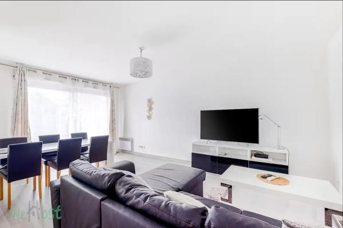 Perollier Bedroom Apartment With Balcony And Pool Ecully France