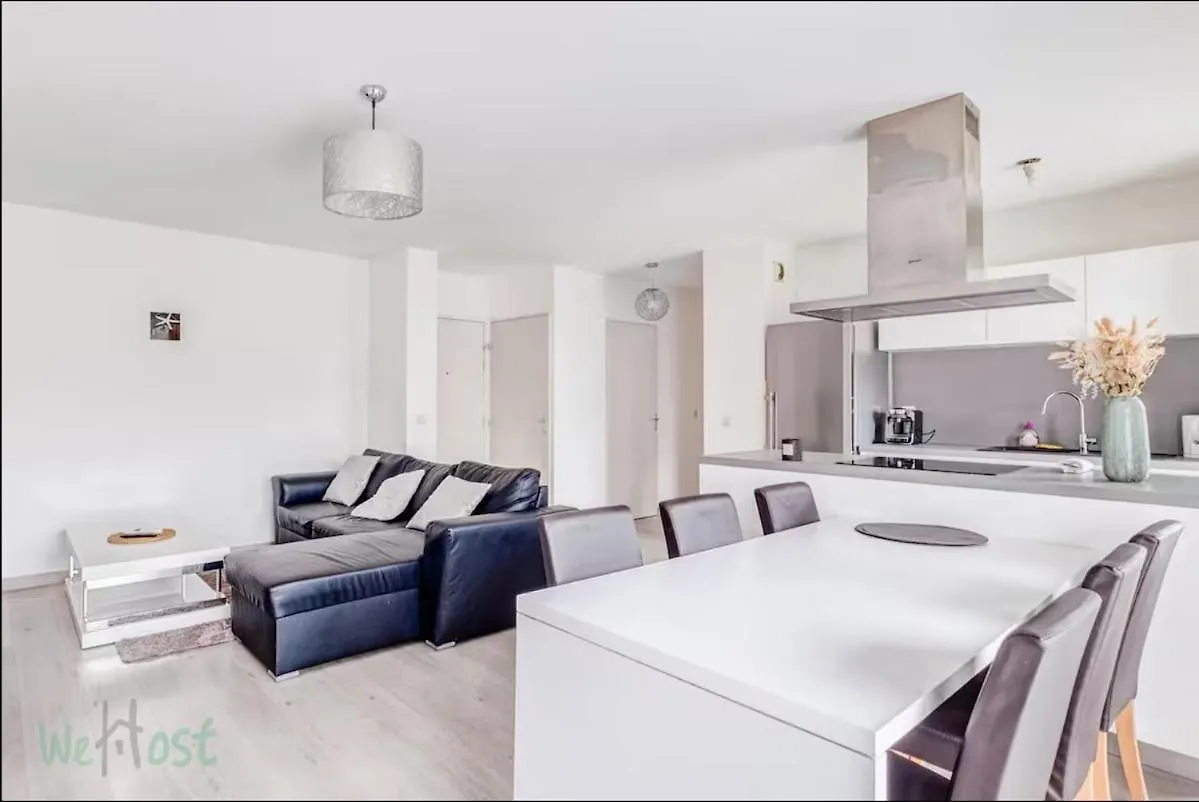 Perollier Bedroom Apartment With Balcony And Pool Ecully