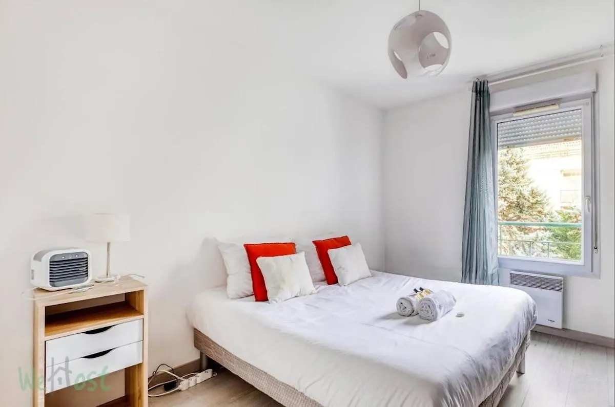 Perollier Bedroom Apartment With Balcony And Pool Ecully