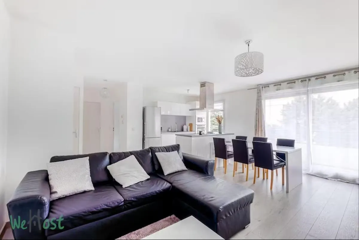 Perollier Bedroom Apartment With Balcony And Pool Ecully