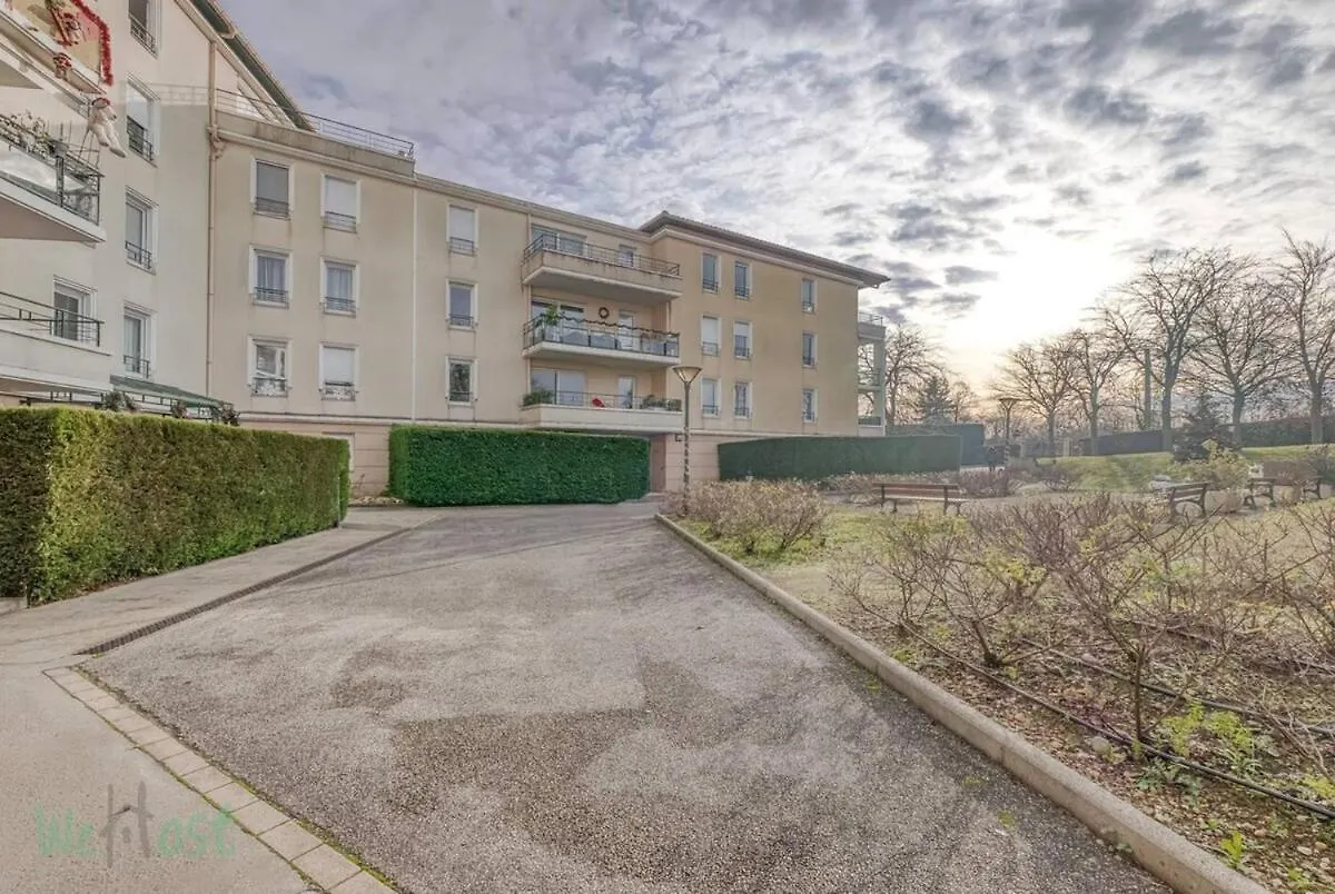 Perollier Bedroom Apartment With Balcony And Pool Ecully 0*,  France