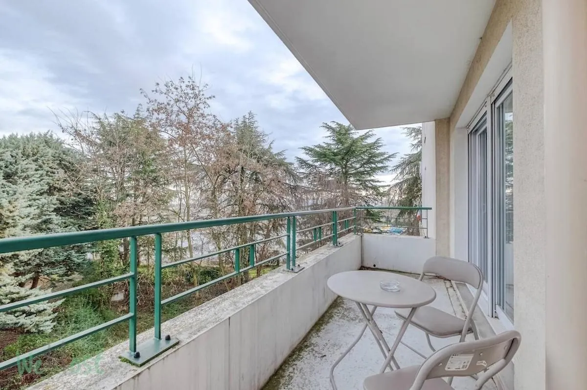 Perollier Bedroom Apartment With Balcony And Pool Ecully